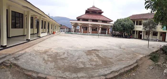 kampus di sukabumi yang memiliki kelas karyawan